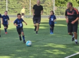 Laatste training S.K.N.W.K. JO8-1 (partijtje tegen de ouders) van maandag 2 juni 2025 (95/123)